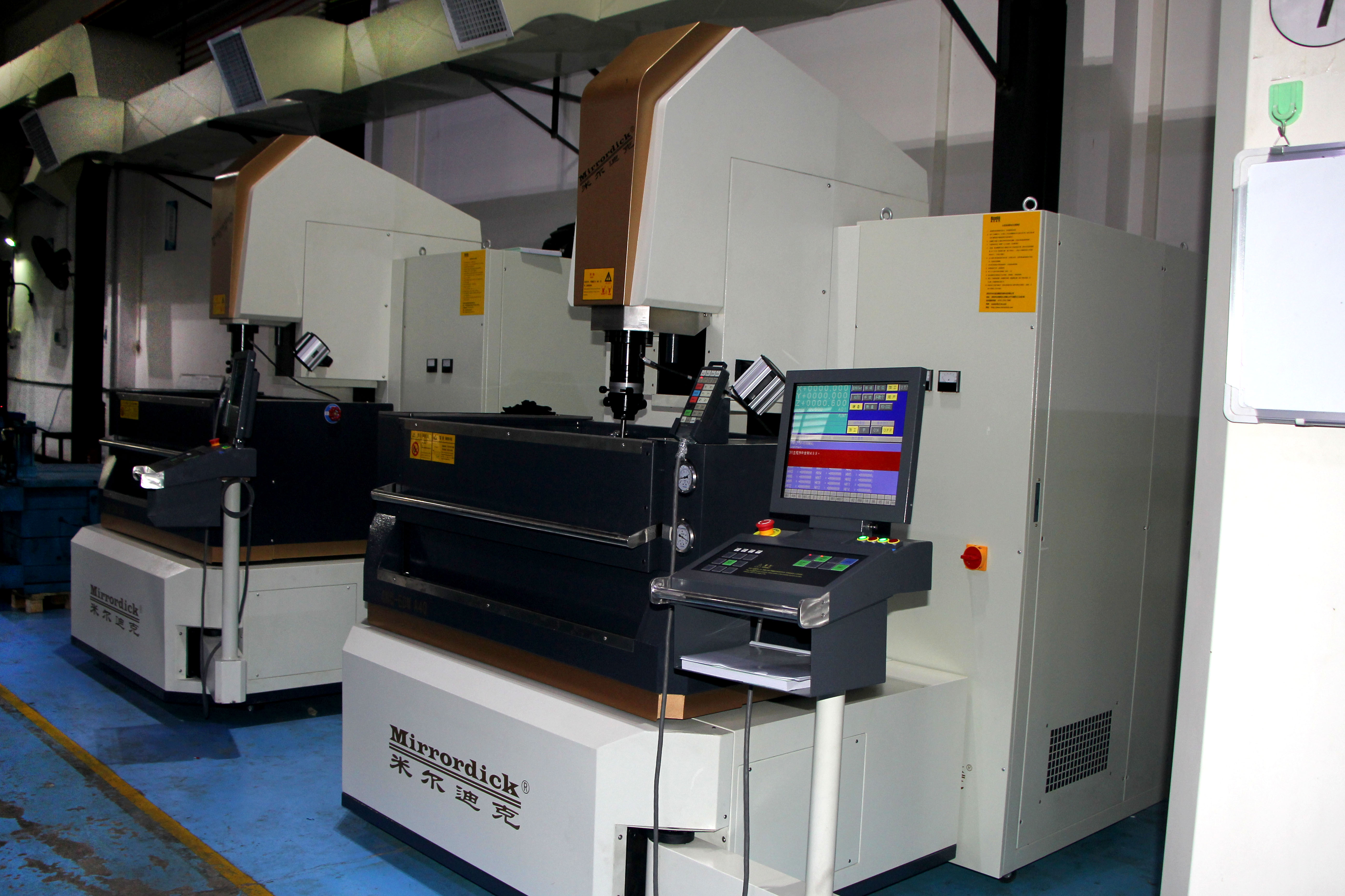 旭錦塑膠模具有限公司，火花機