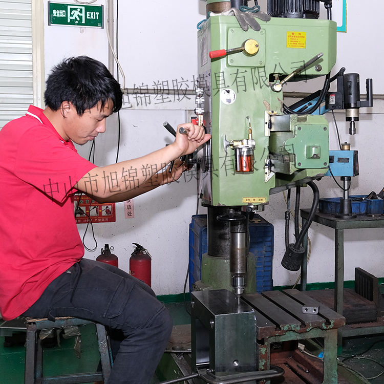 旭錦注塑模具生產(chǎn)廠家車床車間 旭錦注塑模具生產(chǎn)廠家車床車間