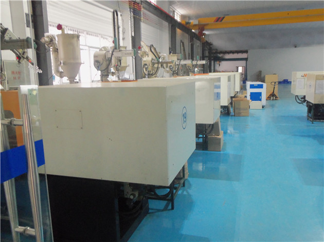 旭錦塑膠模具廠注塑車(chē)間